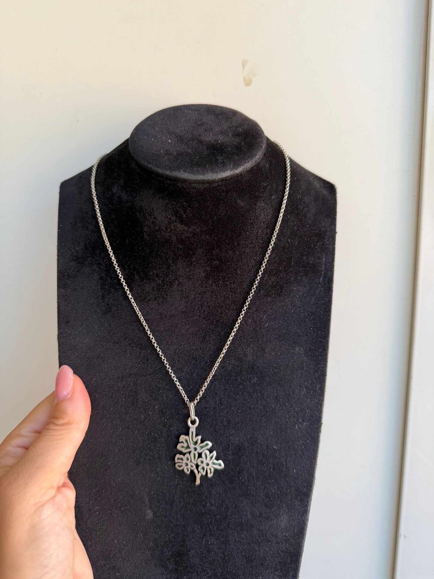 Collana in Argento 925 con Tre Fiori Smaltati Verdi