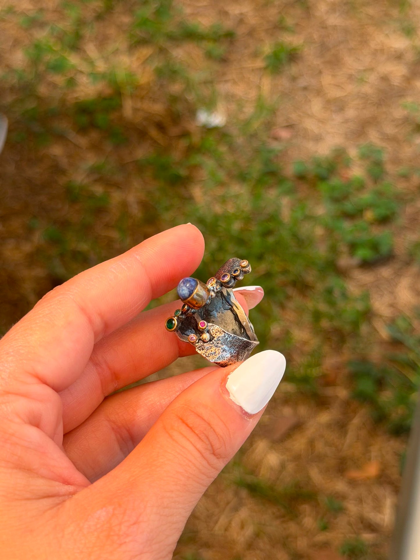 Anello a Fascia Larga in Argento 925 Brunito con Ametista, Smeraldo, Rubino e Zaffiro