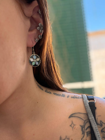 Orecchini in Argento 925 Fiore Madreperla Colorata con Smalto Nero