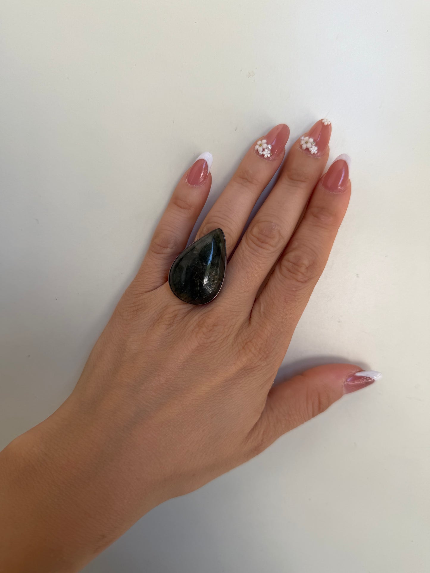 Anello a goccia in argento 925 con pietra abalone