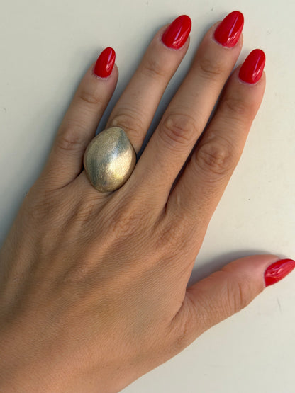 Anello in Argento 925 Satinato Effetto Graffiato con Tocco Dorato – Design Contemporaneo