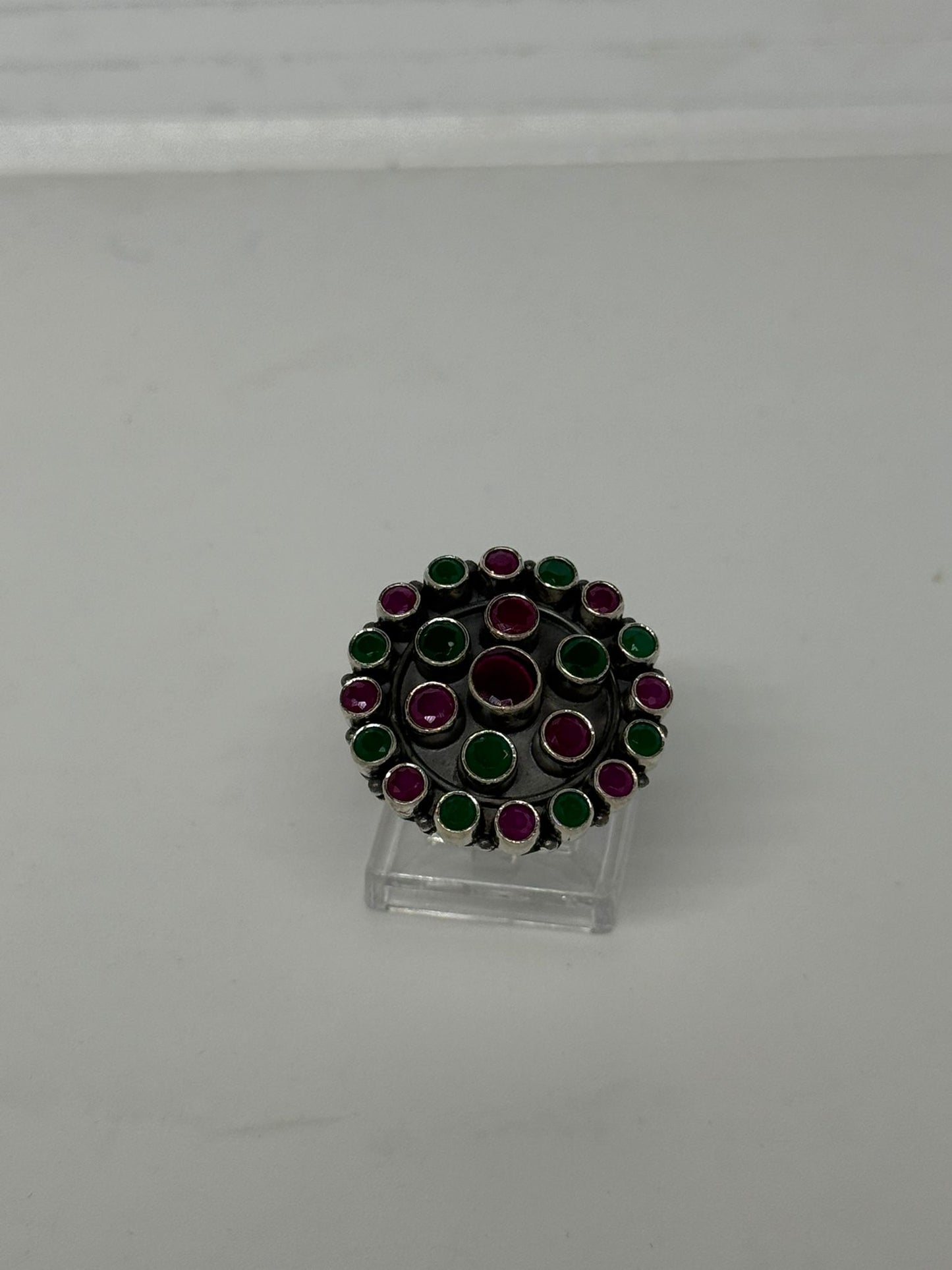 Anello in argento 925 radice di rubino e smeraldo verde