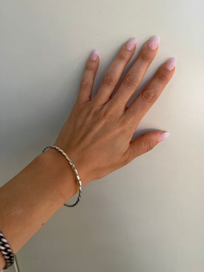Bracciale a Cerchio Intrecciato in Argento 925 Apribile