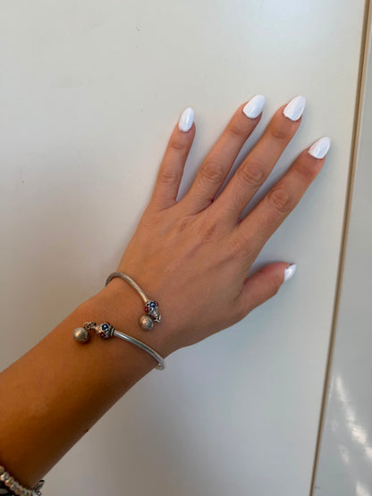 Bracciale rigido in argento 925 con sfere smaltate e campanelle pendenti – Fatto a mano