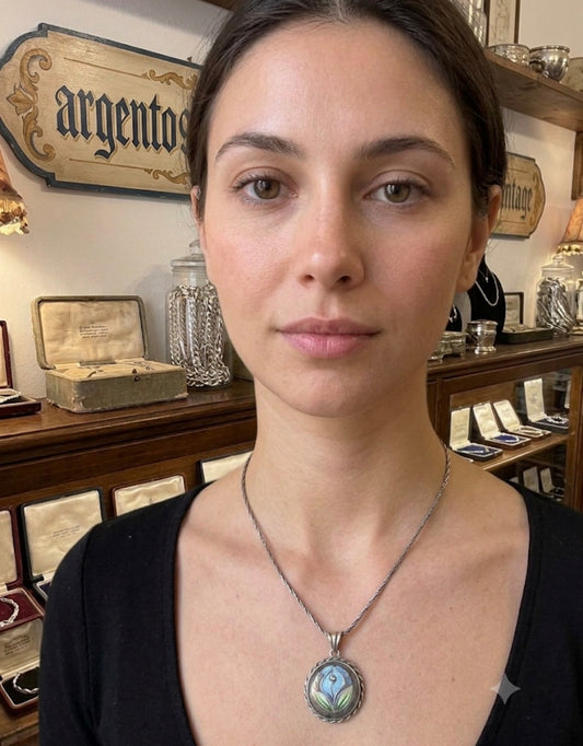 Collana in Argento 925 con Fiore Smaltato e Pietra Centrale – Gioiello Floreale