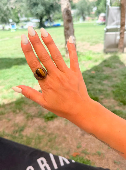 Anello in Argento 925 con Occhio di Tigre e Fiori di Zirconi Fuxia
