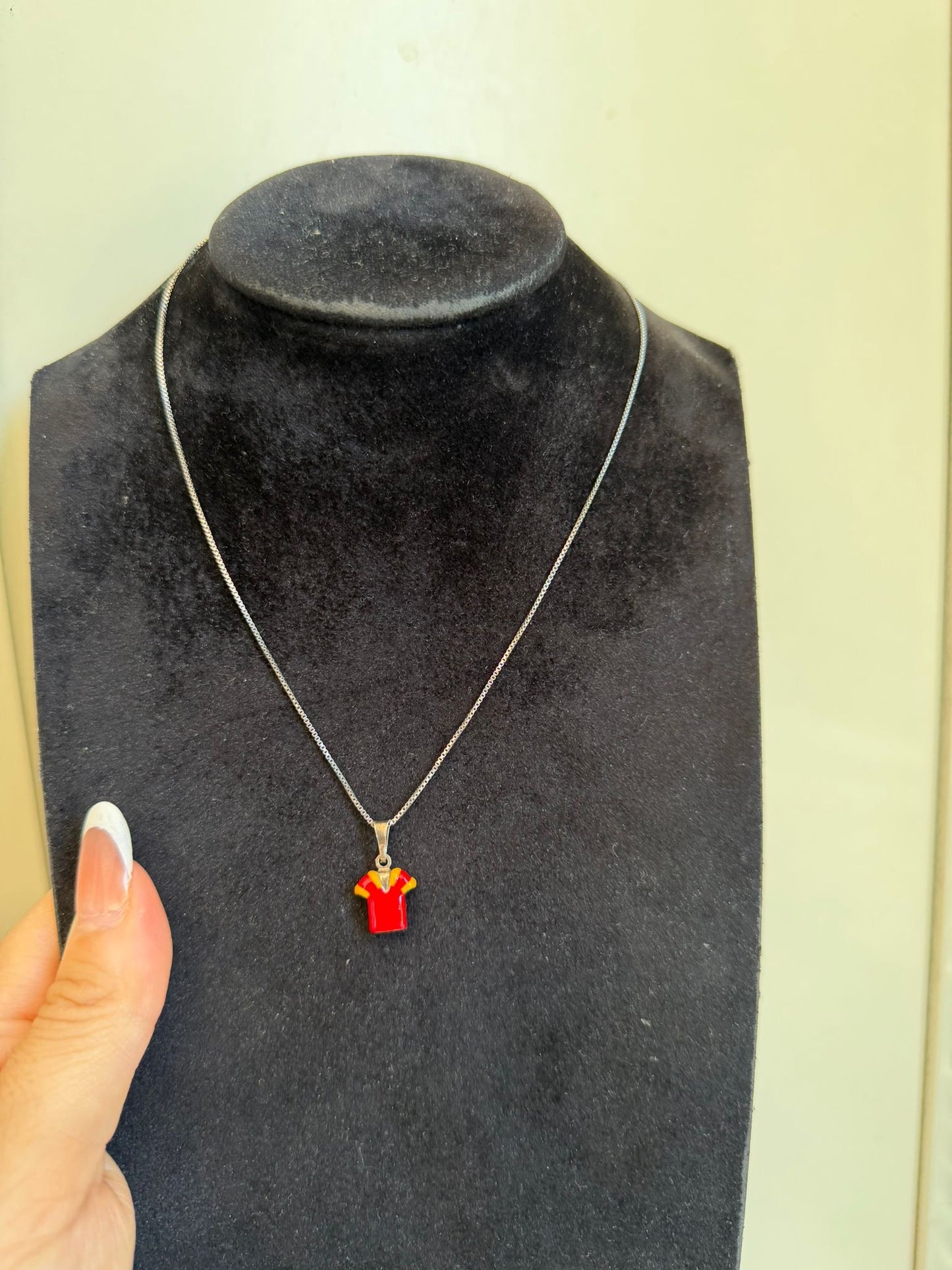 Collana in Argento 925 con Ciondolo Maglietta Smaltata Rossa e Arancione – Gioiello Sportivo