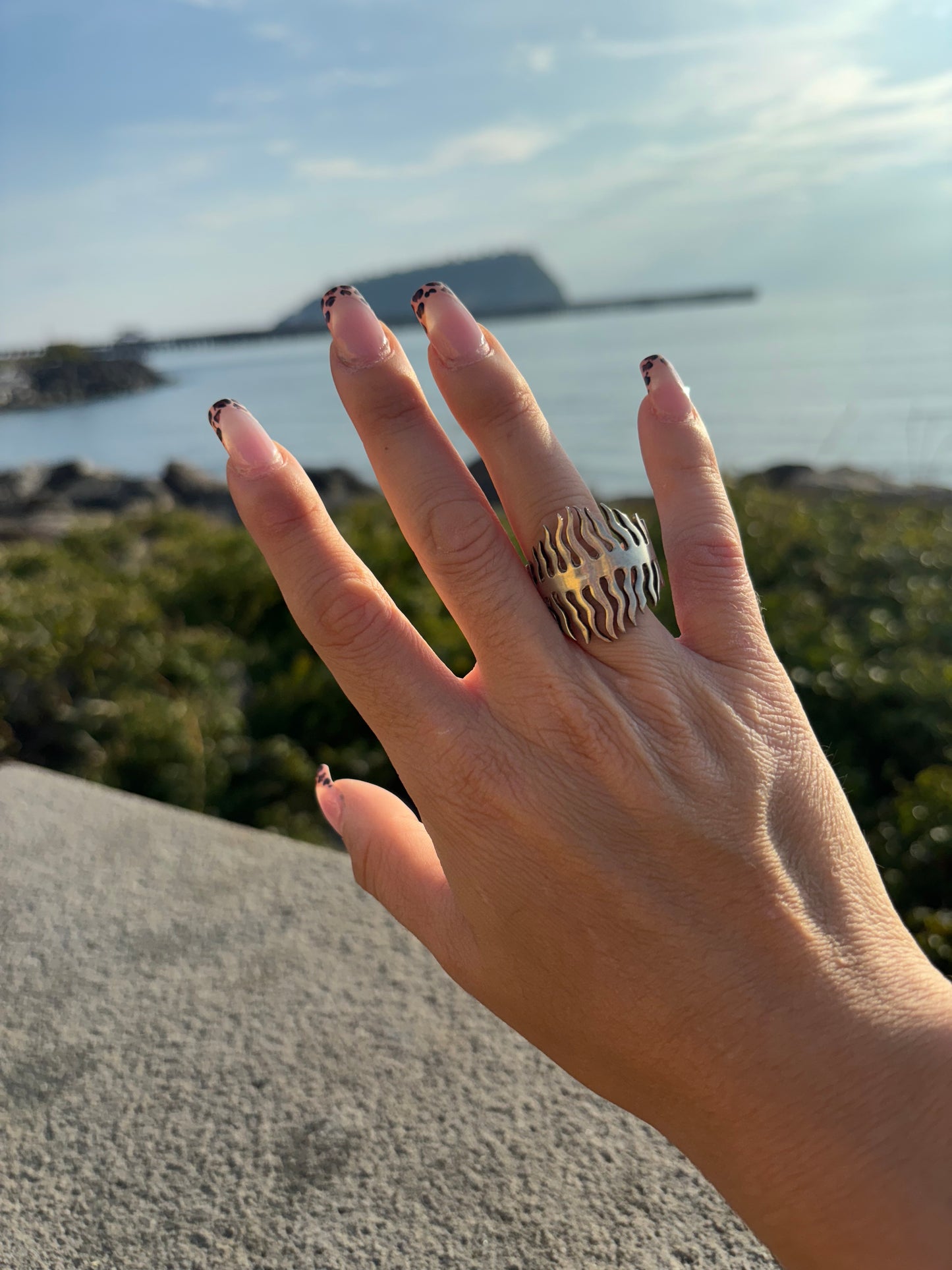 Anello a fascione con raggi ondulati in argento 925