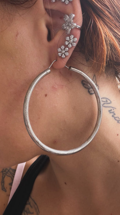 Orecchini a Cerchio Grande con Disegni Incisi in Argento 925 – Pezzo Unico