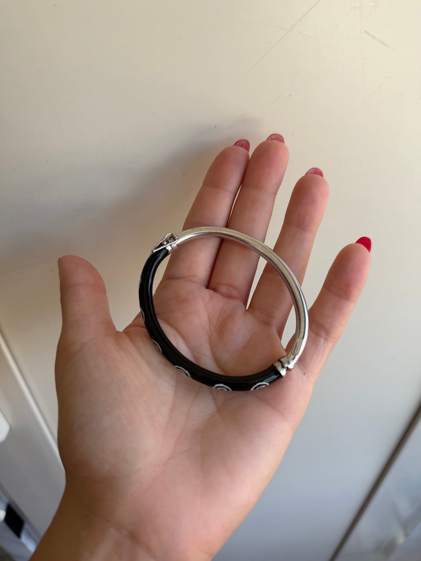 Bracciale Rigido a Cerchio Apribile con Smalto Nero e Ghirigori Bianchi – Design Unico