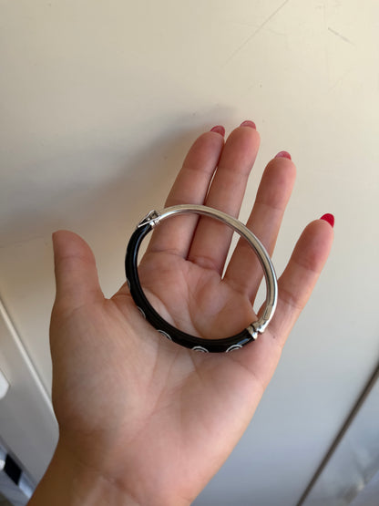 Bracciale Rigido a Cerchio Apribile con Smalto Nero e Ghirigori Bianchi – Design Unico