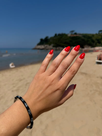 Bracciale Rigido a Cerchio Apribile con Smalto Nero e Ghirigori Bianchi – Design Unico