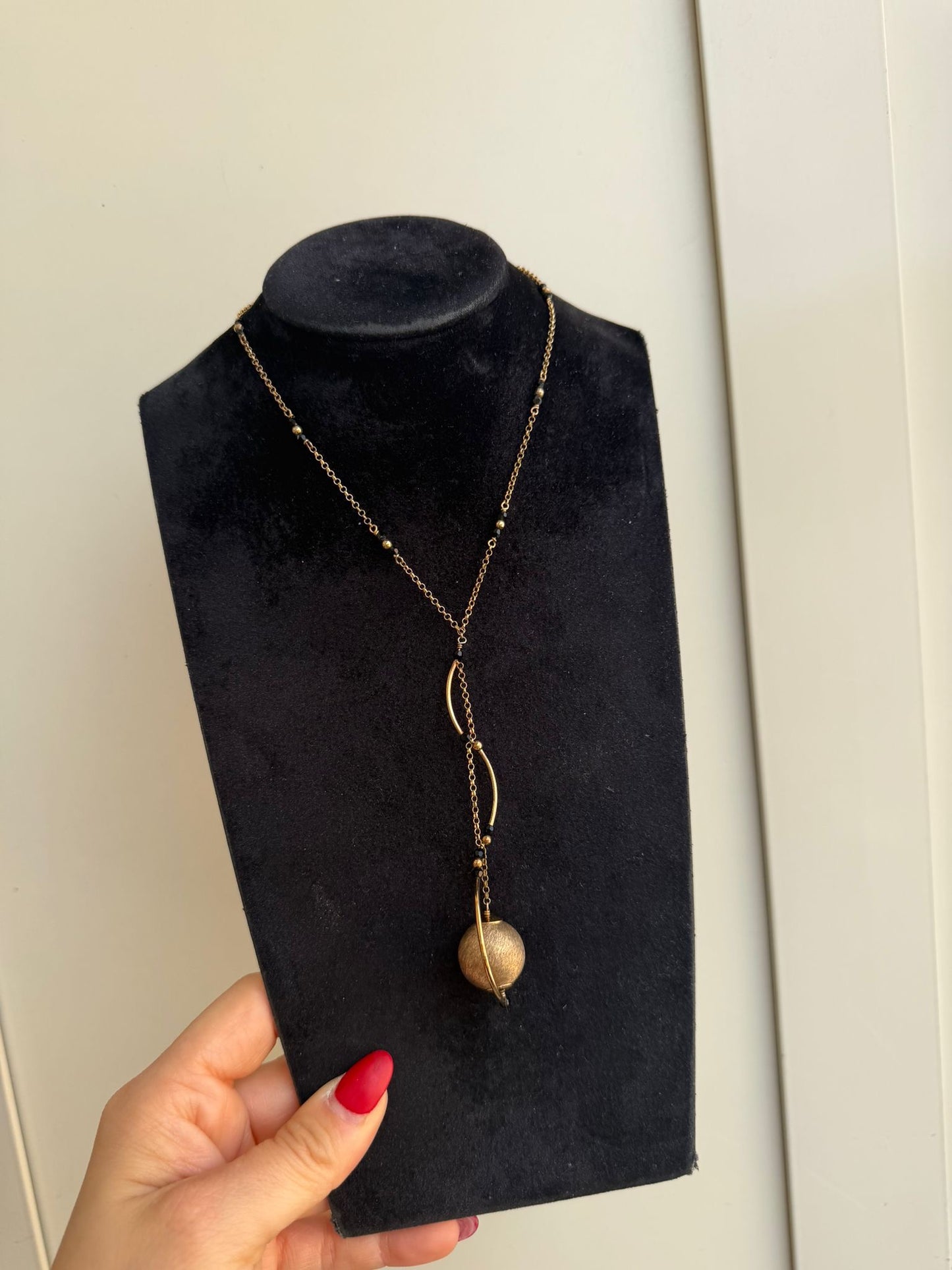 Collana in argento 925 bagnato nell’oro rosa con catena pietre nere e sfera – Firmata