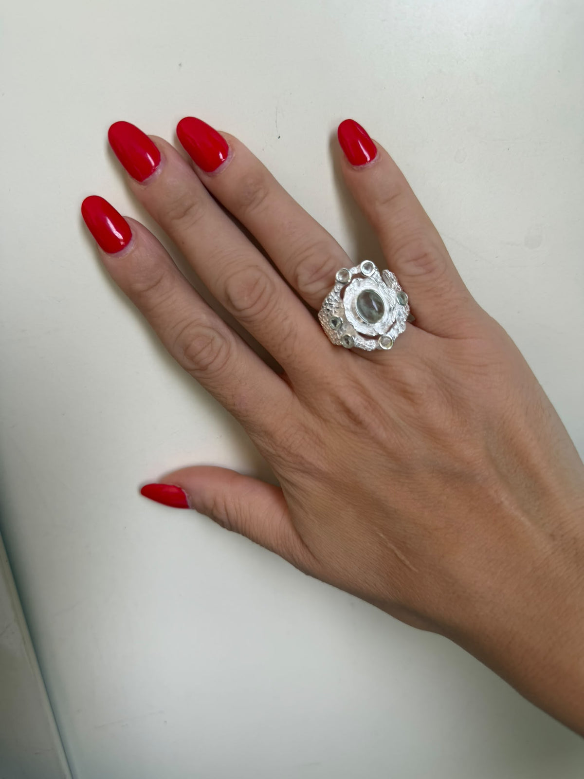 Anello in argento 925 con pietre verdi – pezzo unico