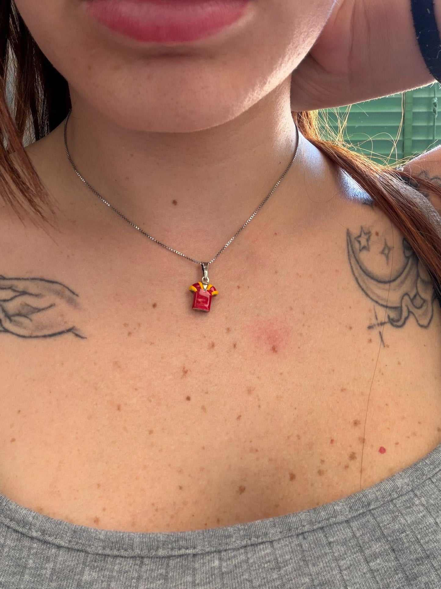 Collana in Argento 925 con Ciondolo Maglietta Smaltata Rossa e Arancione – Gioiello Sportivo