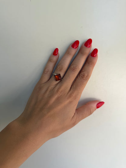 Anello Rombo in Argento 925 con Pietra di Ambra Baltica – Geometrico e Naturale