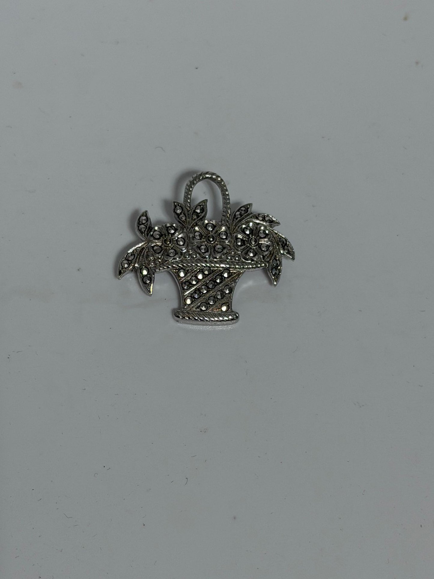 Collana in Argento 925 con Ciondolo Bouquet di Fiori e Pietre Marcasiti – Eleganza Floreale