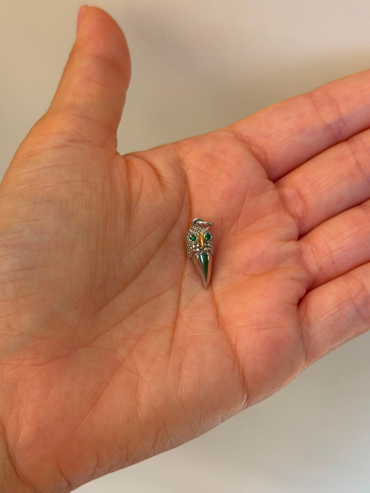 Ciondolo Corno Gufo in Argento 925 con Occhi Verdi – Pezzo Unico