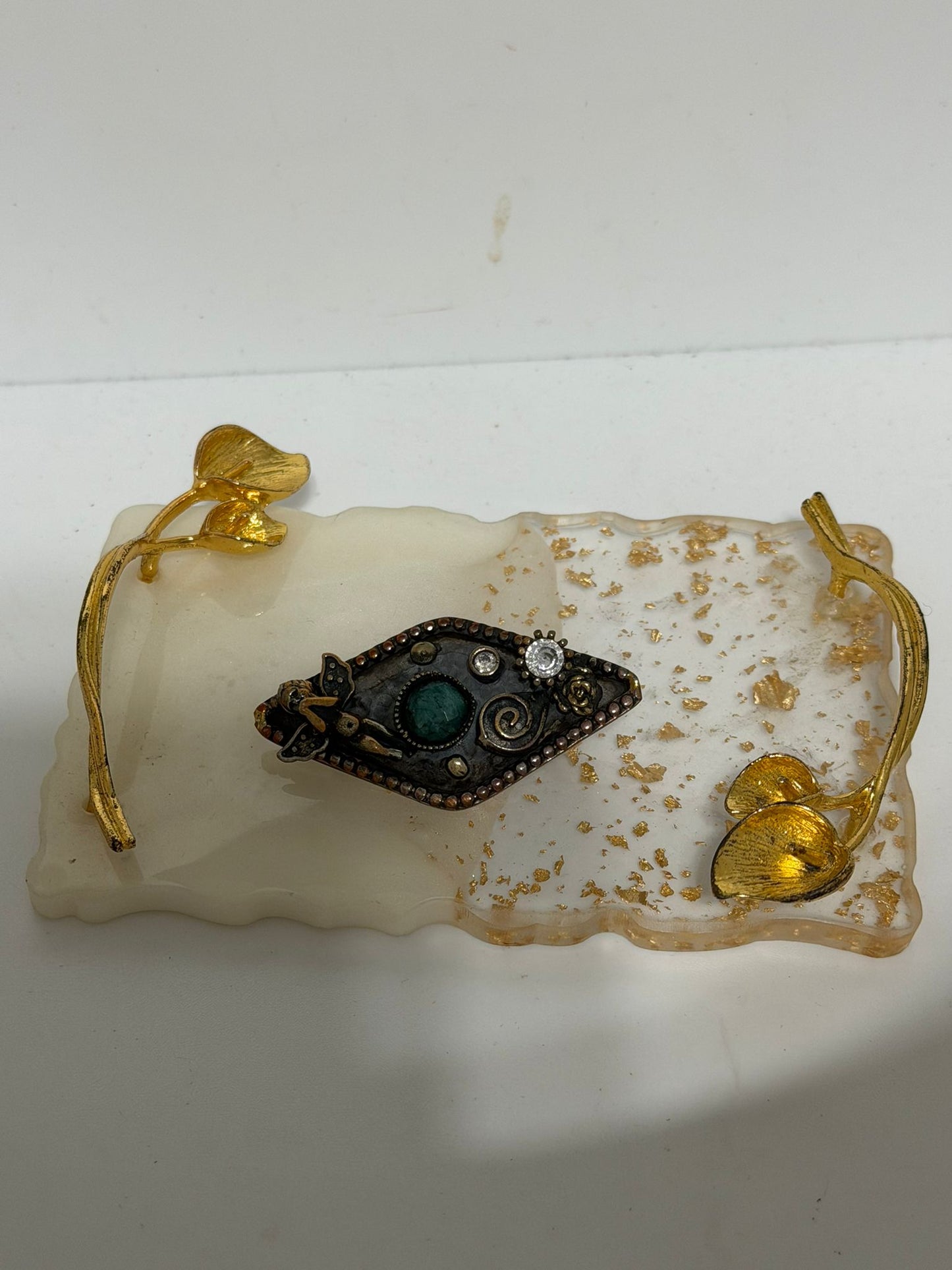 Spilla in Argento 925 e Bronzo con Angelo, Smeraldo Verde e Pietra Bianca