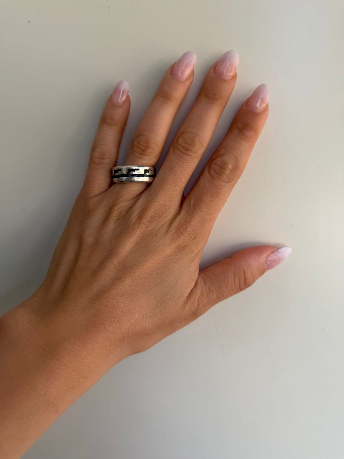 Anello fascia etnica nera in argento 925 – Stile boho artigianale