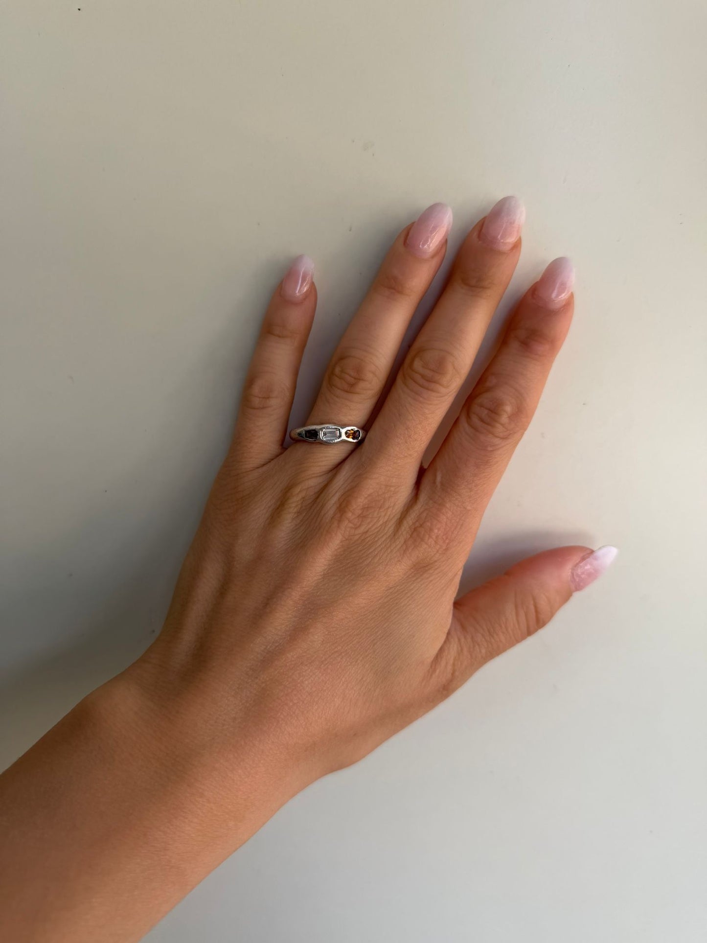 Anello trilogy grezzo in argento 925 con pietre gialle e bianche