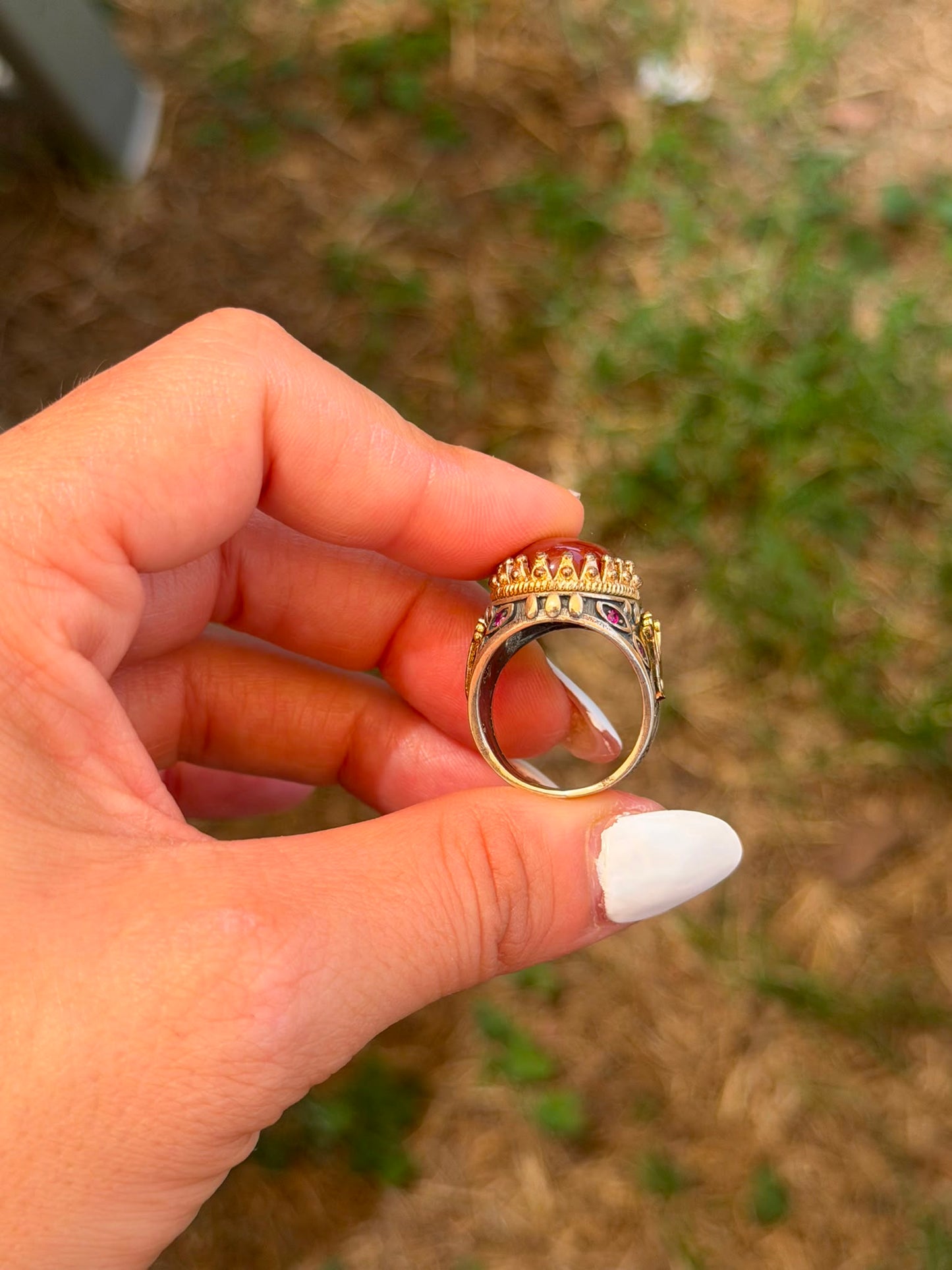 Anello in Argento 925 e Bronzo con Corniola, Zirconi Fuxia e Corona Laterale