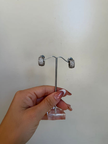 Orecchini Cerchi Larghi in Argento 925 con Zirconi Bianchi – Medi
