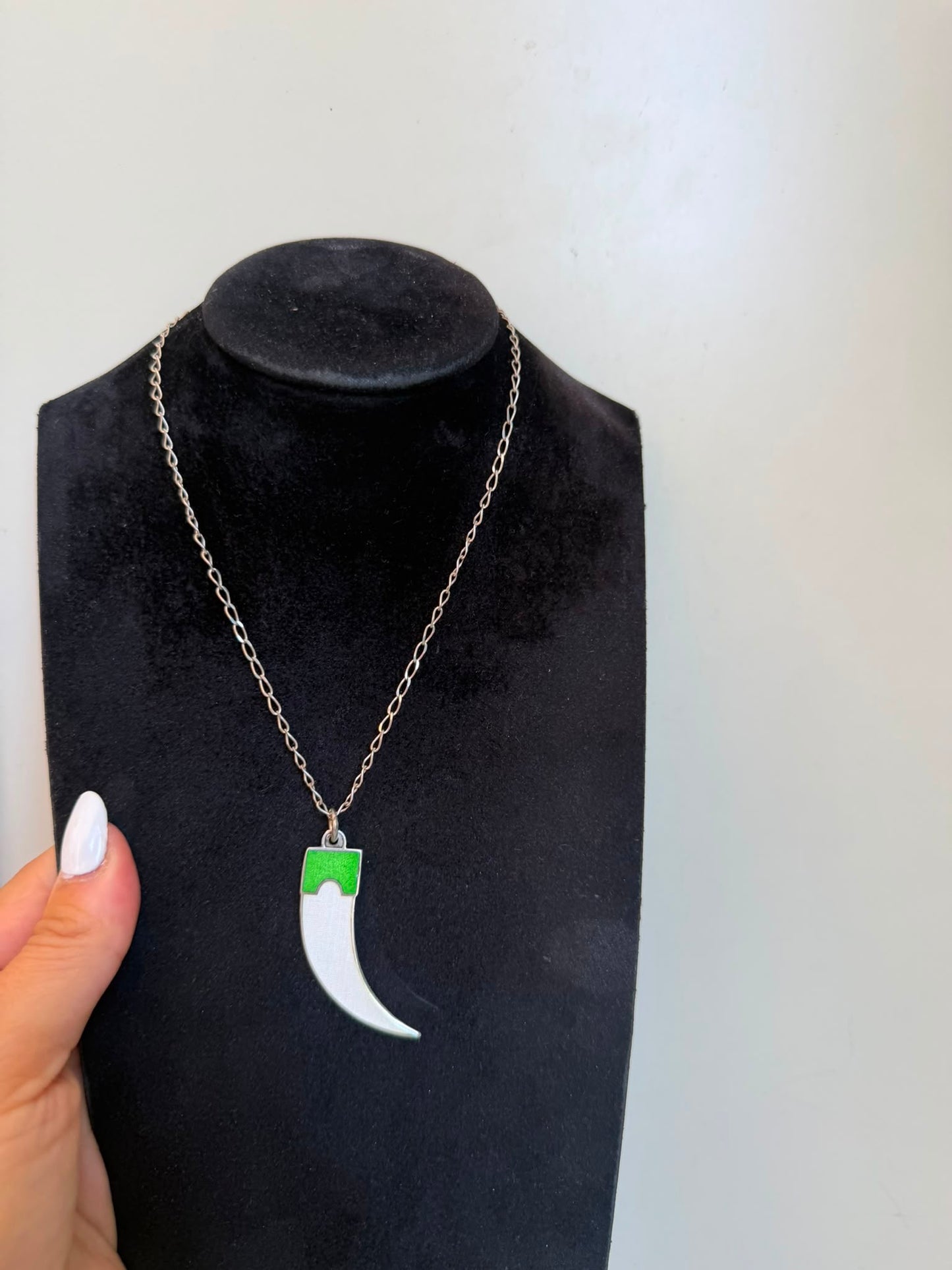Collana in Argento 925 con Corno Smaltato Bianco e Verde – Portafortuna