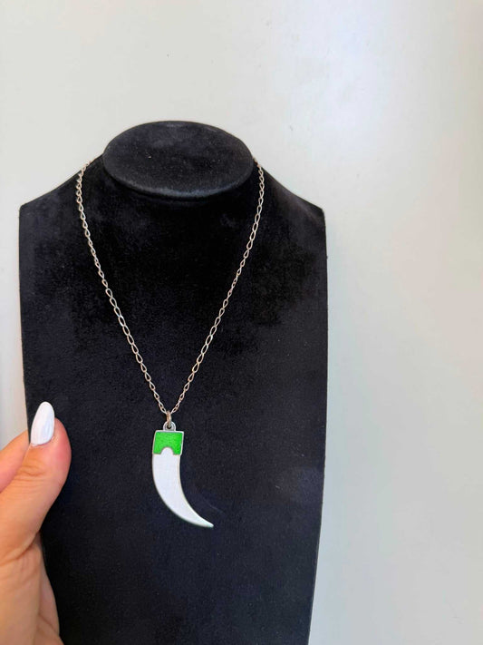 Collana in Argento 925 con Corno Smaltato Bianco e Verde – Portafortuna