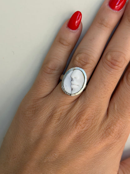Anello in Argento 925 con Madreperla e Viso Scolpito a Mano – Pezzo d’Arte