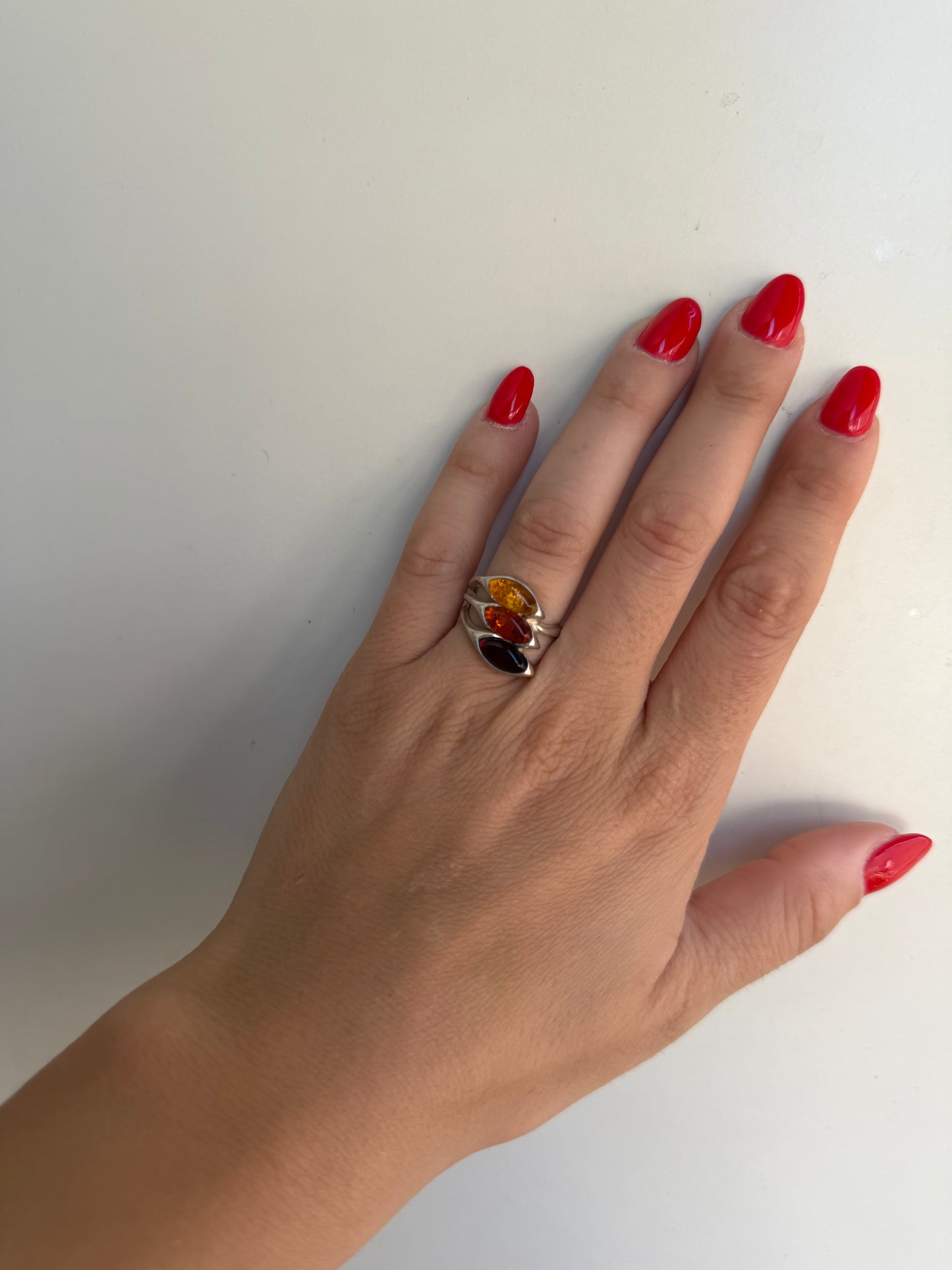 Anello in Argento 925 con Ambra Baltica a Tre Colori – Marrone, Arancione e Gialla