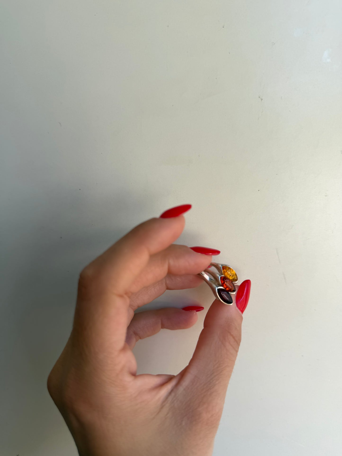 Anello in Argento 925 con Ambra Baltica a Tre Colori – Marrone, Arancione e Gialla