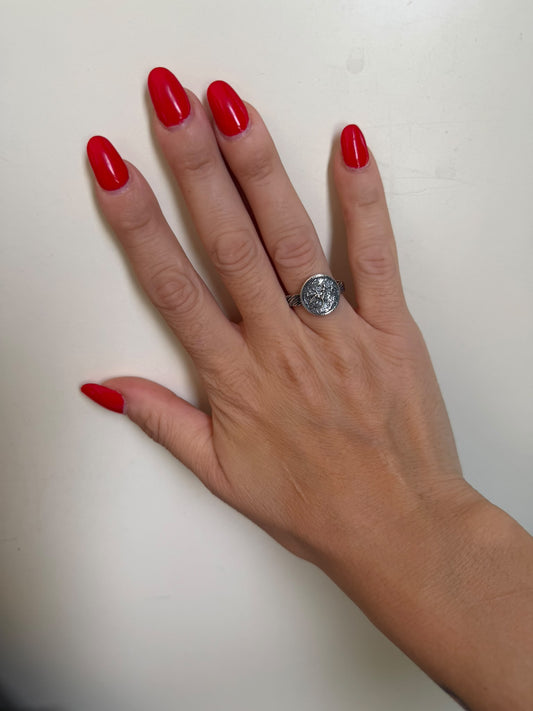 Anello in argento 925 con figura mitologica e cornice