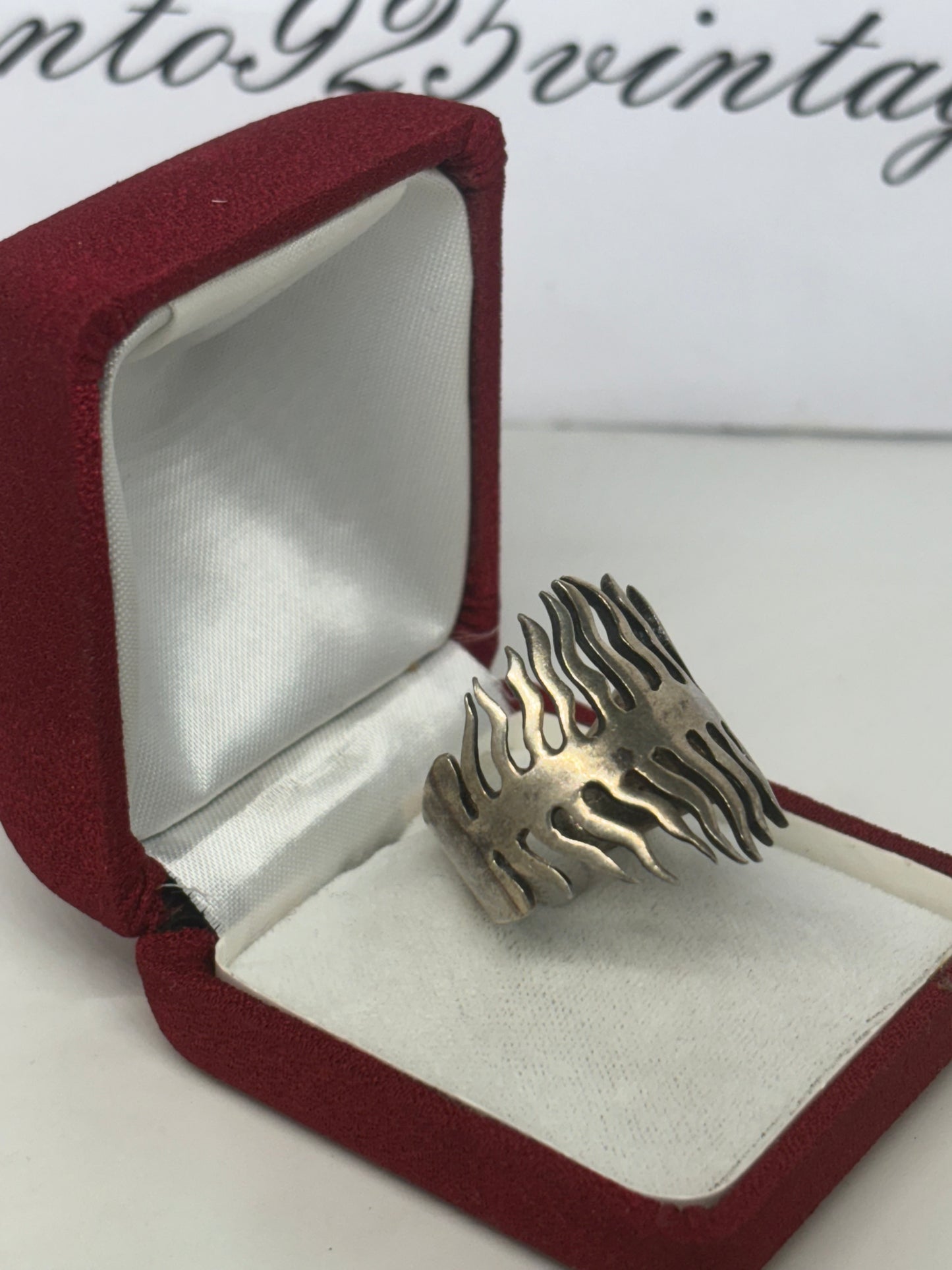 Anello a fascione con raggi ondulati in argento 925
