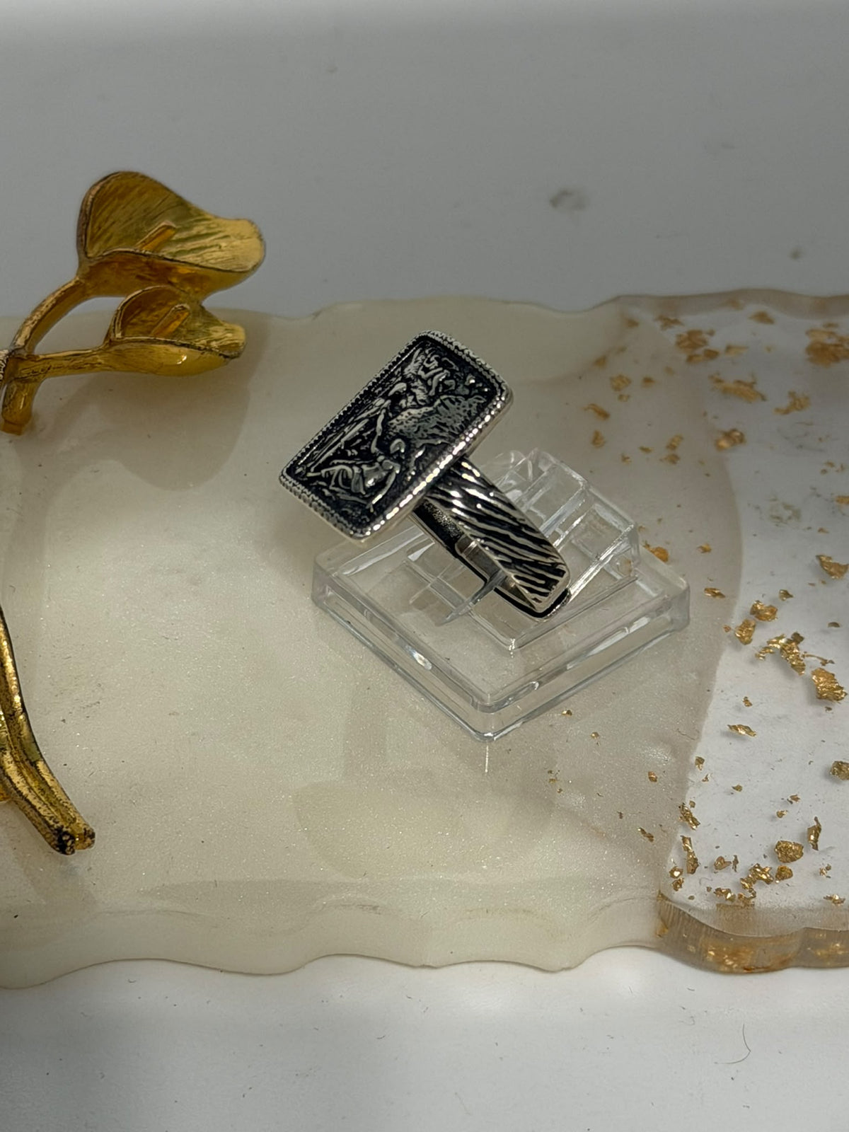 Anello in argento 925 con scena figurata di ispirazione classica