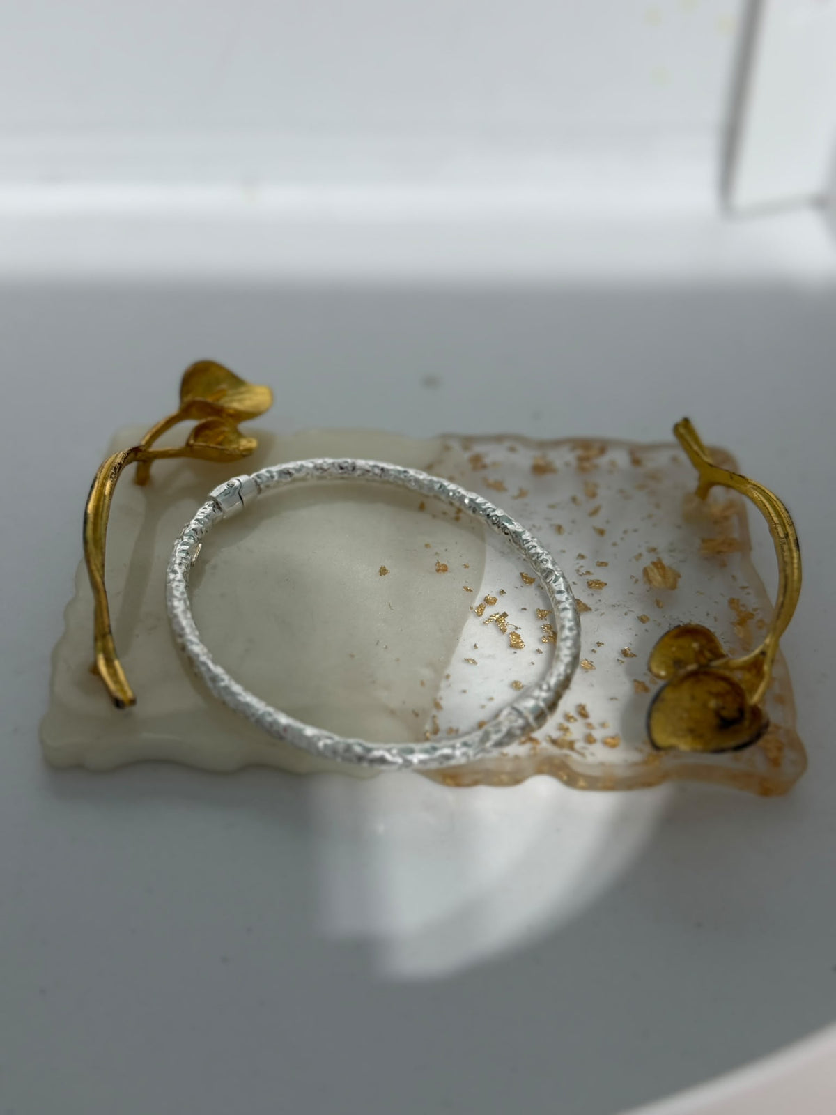 Bracciale rigido in argento 925 martellato con apertura laterale