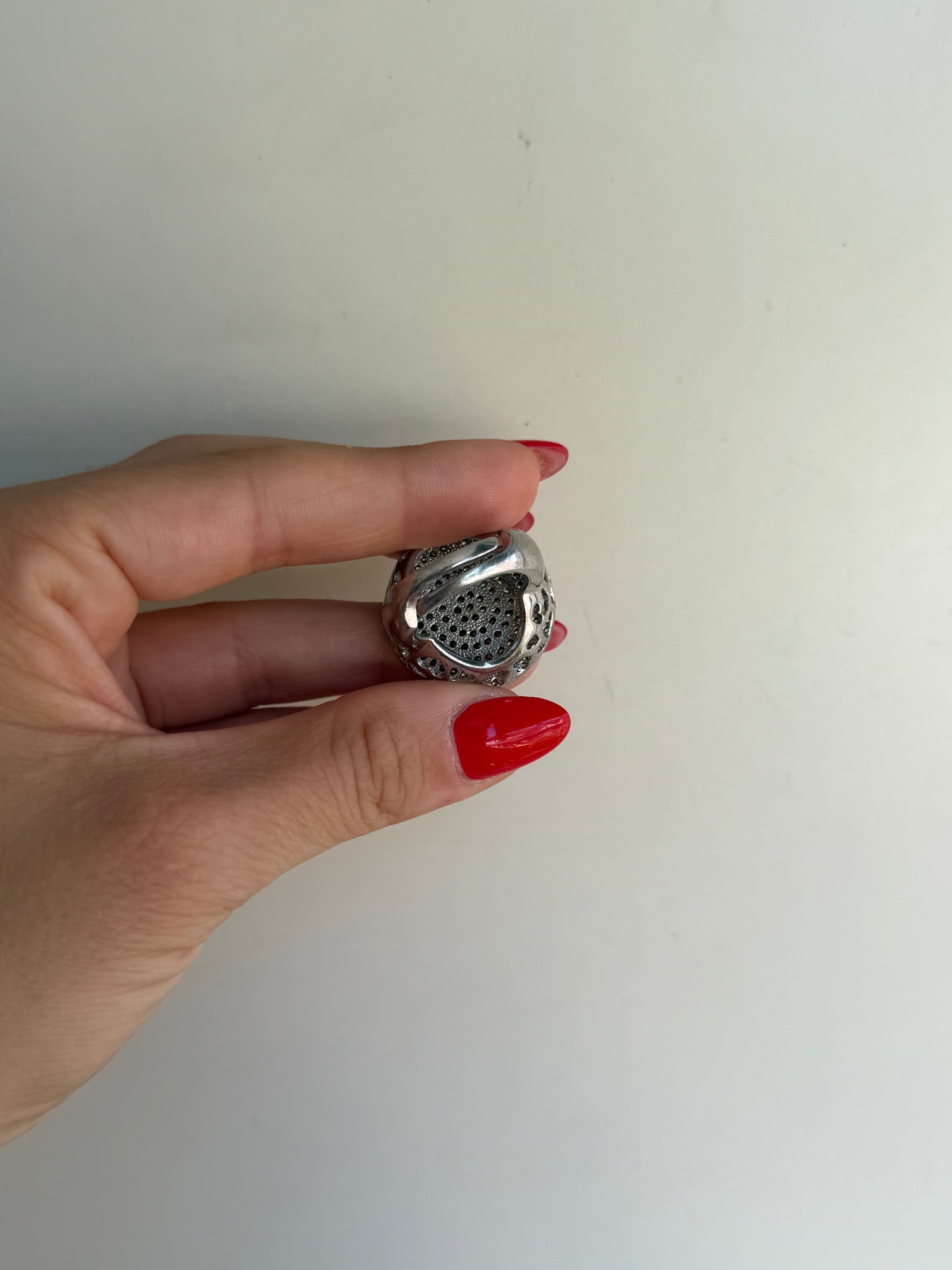Anello in Argento 925 con Pietre Bianche e Cuori Laterali – Romantico e Raffinato