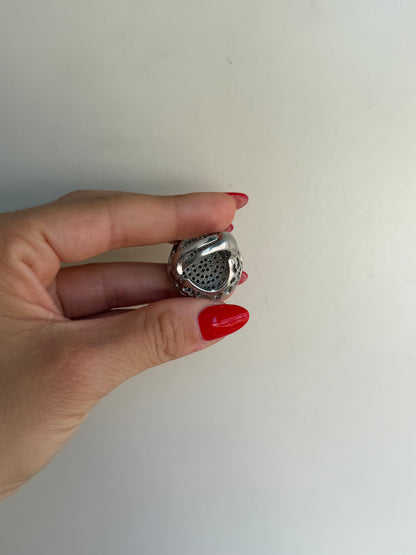 Anello in Argento 925 con Pietre Bianche e Cuori Laterali – Romantico e Raffinato