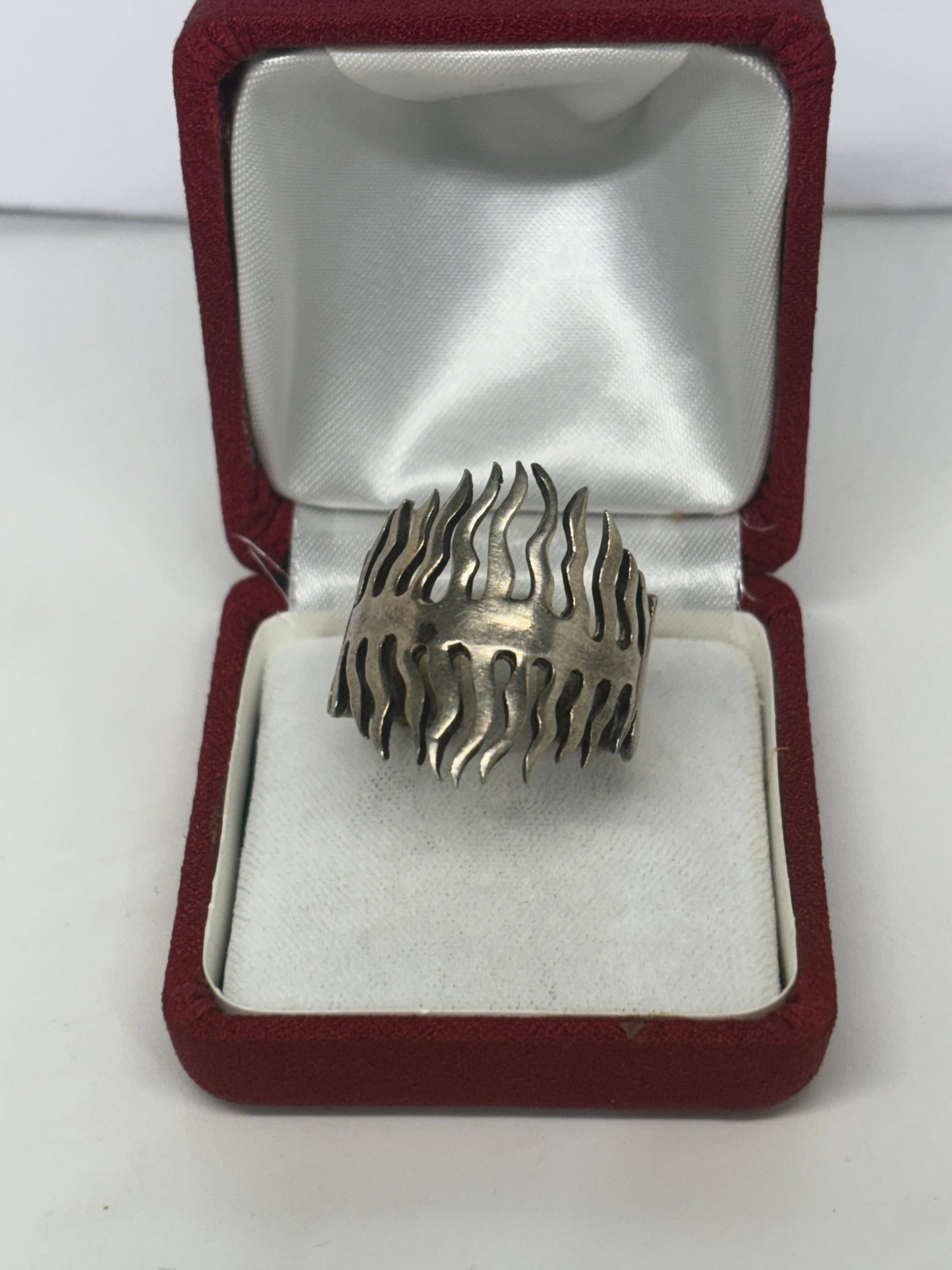 Anello a fascione con raggi ondulati in argento 925