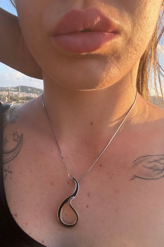 Collana in argento 925 con ciondolo curvato smaltato nero
