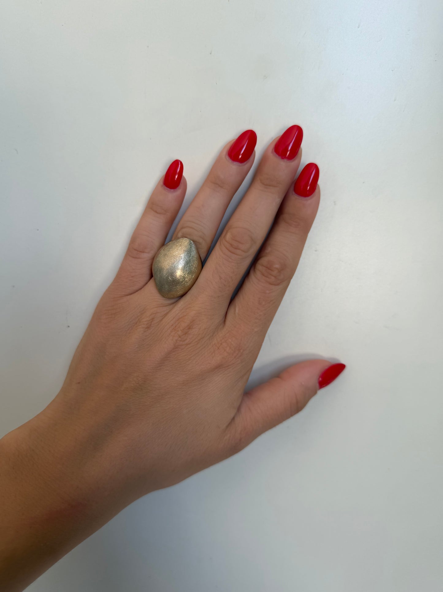 Anello in argento 925 bagnato oro con effetto graffiato satinato
