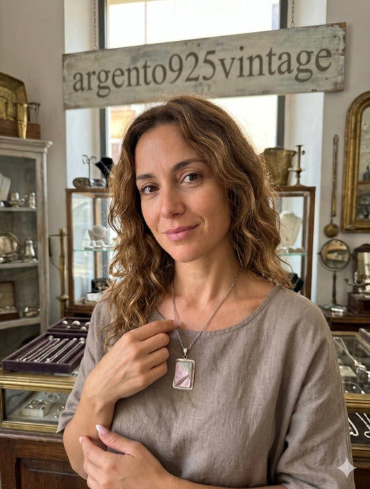Collana in argento 925 con ciondolo rettangolare in madreperla grigia