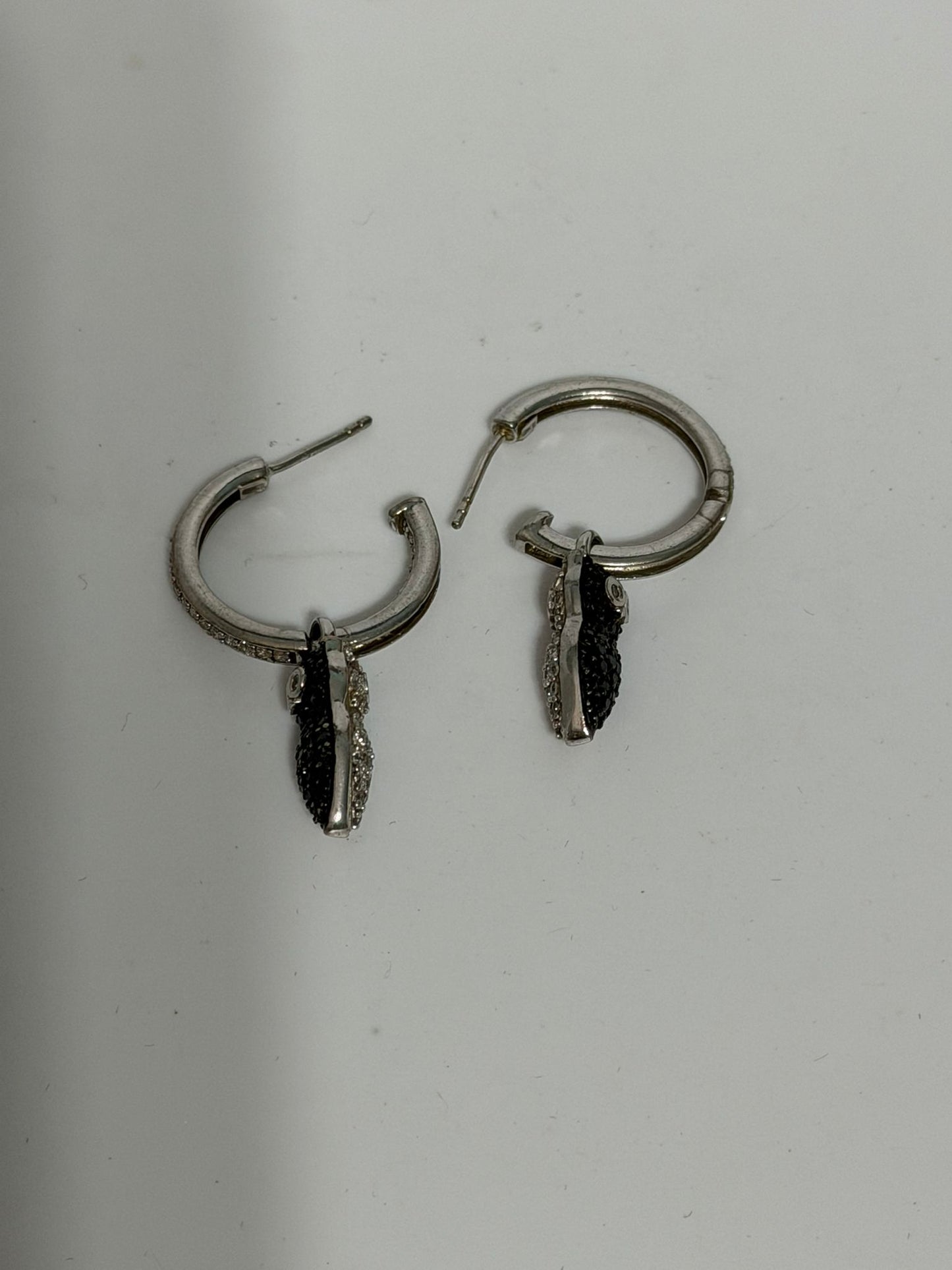 Orecchini a Cerchio in Argento 925 con Gufo Pendente e Zirconi – Simbolo di Saggezza