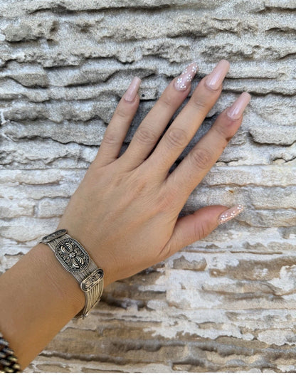 Bracciale Doppio Filo in Argento 925 con Targhette Floreali Brunite – 18 cm