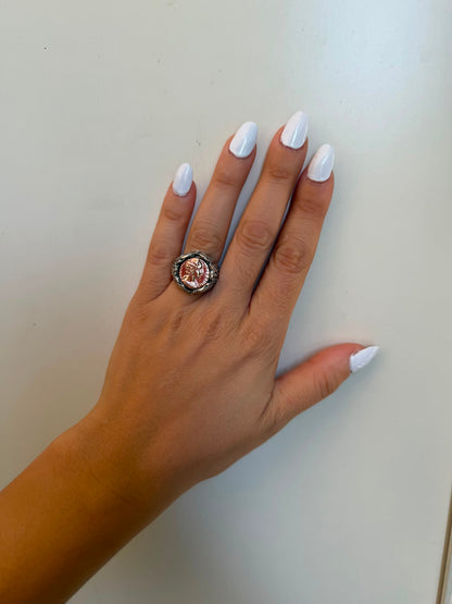Anello in argento 925 con corona d’alloro e moneta centrale rosata – Fatto a mano