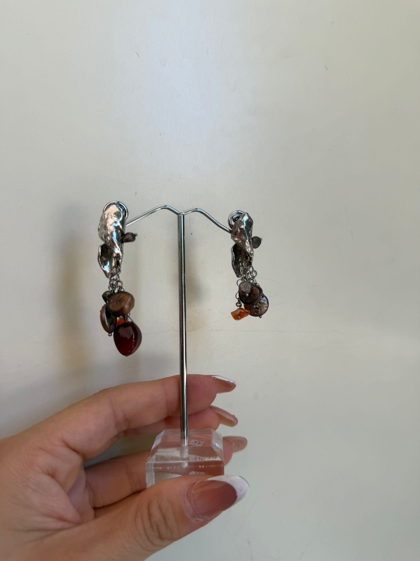 Orecchini Pendenti in Argento 925 con Perle Marroni – Eleganza Naturale
