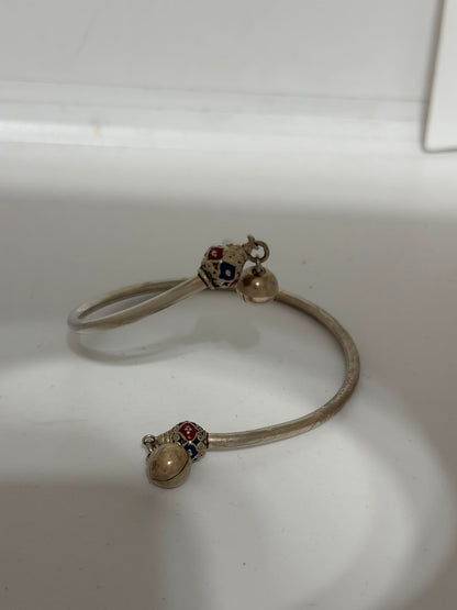 Bracciale rigido in argento 925 con sfere smaltate e campanelle pendenti – Fatto a mano