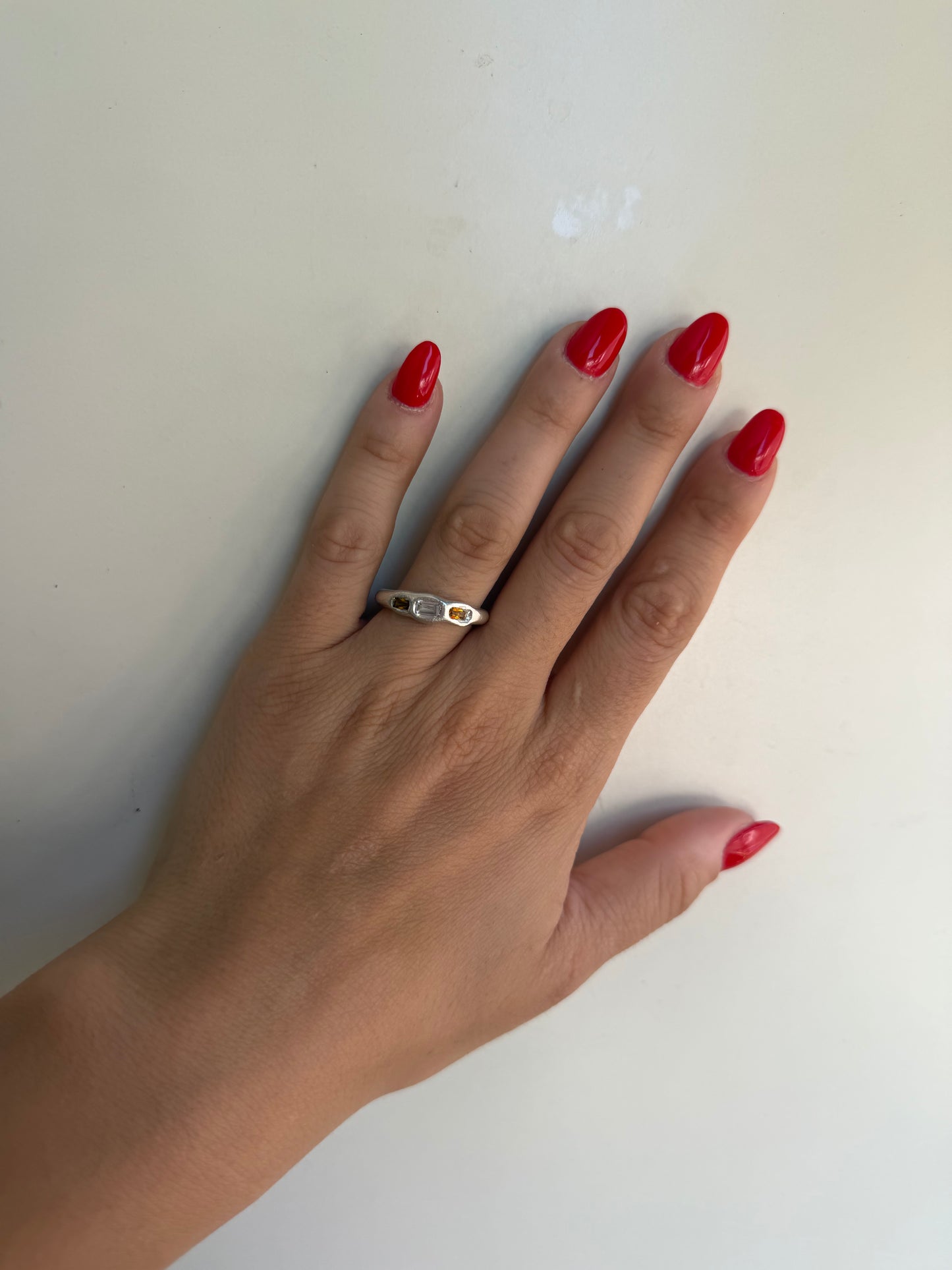 Anello Trilogy in Argento 925 con Pietre Bianche e Citrino Giallo – Tre Pietre, Un Gioiello