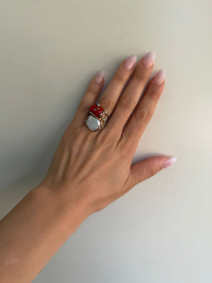 Anello in argento 925 bagnato nell'oro con perla scaramazza e corallo rosso