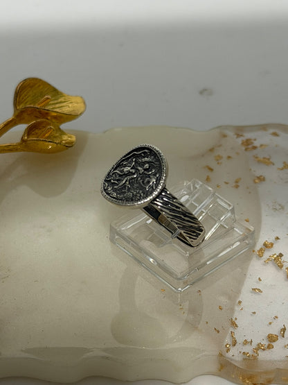 Anello in argento 925 con figura mitologica e cornice